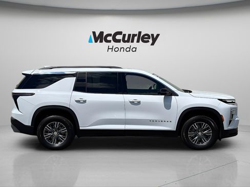 Used 2025 Chevrolet Traverse LT AWD/4WD image 2