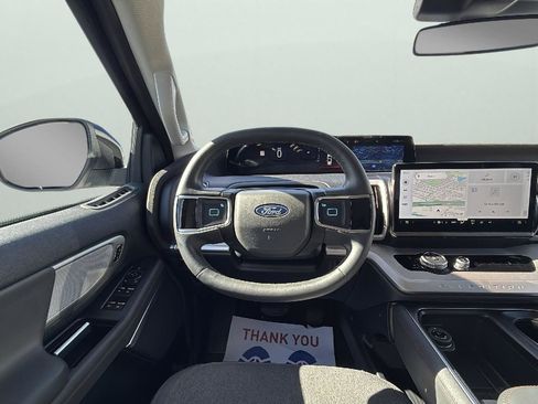 Used 2025 Ford Expedition Active image 13