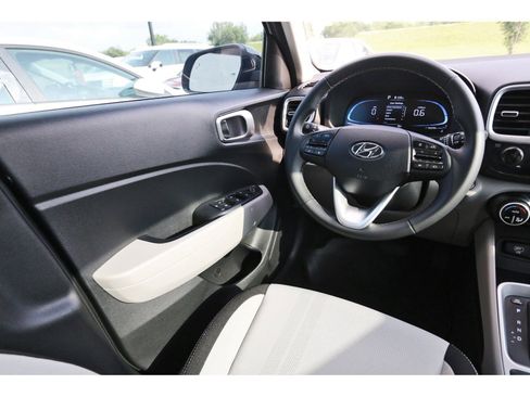 Certified 2025 Hyundai Venue SEL FWD image 10