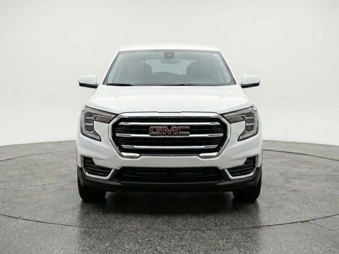 Used 2024 GMC Terrain SLE image 2