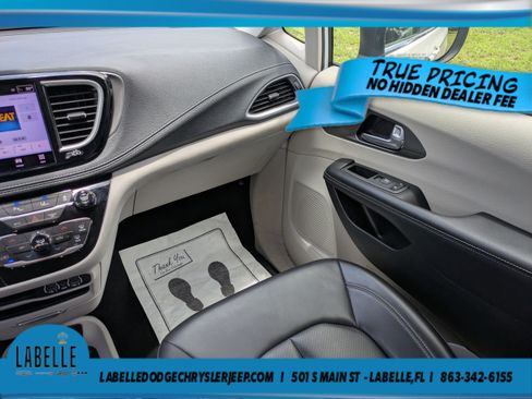 Used 2023 Chrysler Pacifica Touring-L FWD image 13