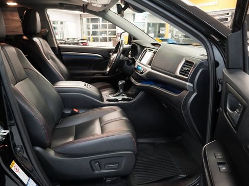 Used 2019 Toyota Highlander SE image 32