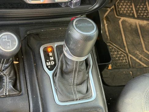 Used 2020 Jeep Gladiator Overland AWD/4WD image 18