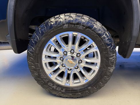 Used 2021 Chevrolet Silverado 2500 High Country w/ Technology Package AWD/4WD image 9