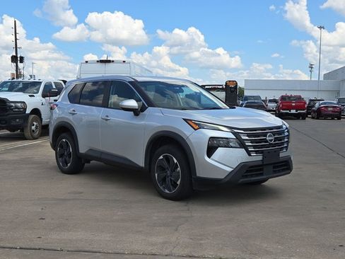 Used 2024 Nissan Rogue SV AWD/4WD image 3