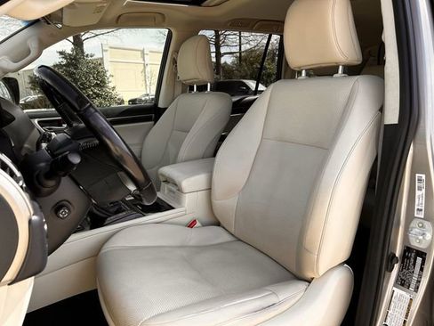 Used 2020 Lexus GX 460 Premium w/ Premium Package image 29