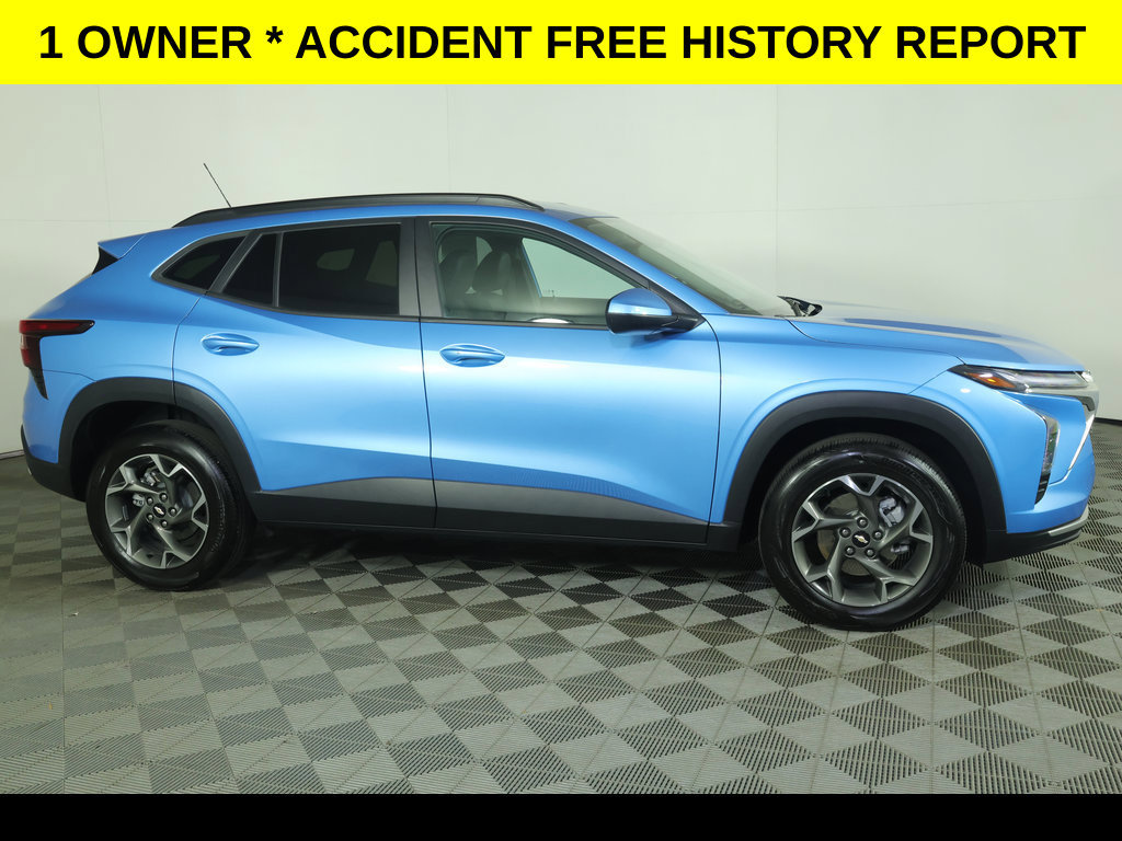 Used 2025 Chevrolet Trax LT w/ Driver Confidence Package FWD image 2