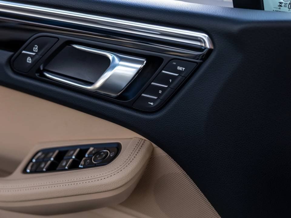 Certified 2026 Porsche Macan AWD/4WD image 37