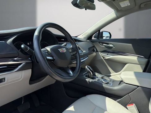 Certified 2022 Cadillac XT4 Luxury w/ Cold Weather Package FWD image 13