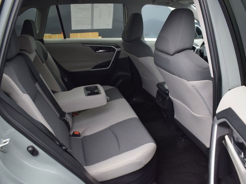 Used 2021 Toyota RAV4 XLE image 11