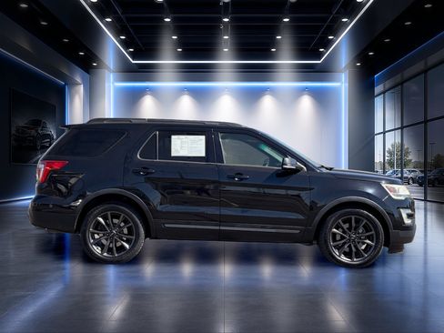Used 2017 Ford Explorer XLT w/ Equipment Group 202A FWD image 3
