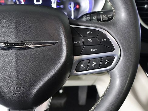 Used 2023 Chrysler Pacifica Touring-L image 41