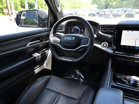 Used 2024 Jeep Wagoneer Series II w/ Flexible Seating Group AWD/4WD image 13