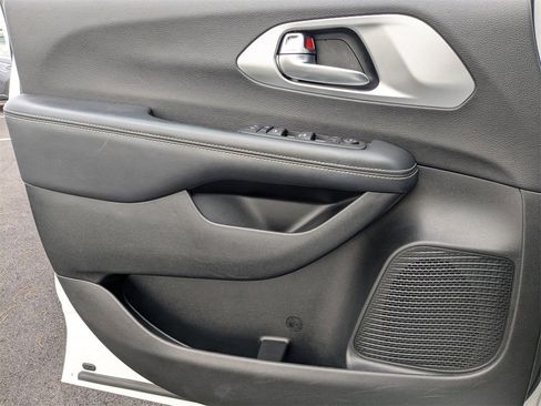 Used 2023 Chrysler Pacifica Touring image 16