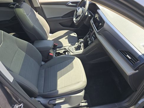 Used 2024 Volkswagen Taos SE w/ Panoramic Sunroof Package FWD image 22