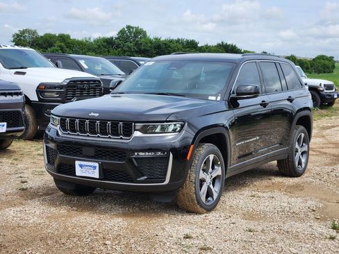 New 2026 Jeep Grand Cherokee Limited RWD image 2