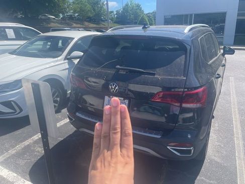 Used 2022 Volkswagen Taos SE w/ Panoramic Sunroof Package image 6