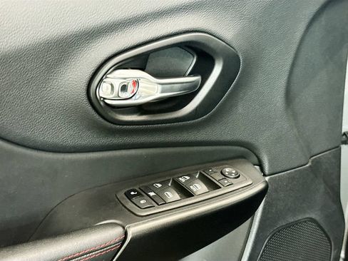 Used 2022 Jeep Cherokee Trailhawk AWD/4WD image 20
