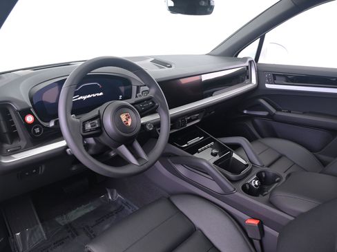 Used 2025 Porsche Cayenne image 4