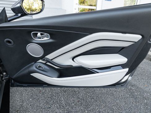 Used 2021 Aston Martin V8 Vantage Roadster image 35