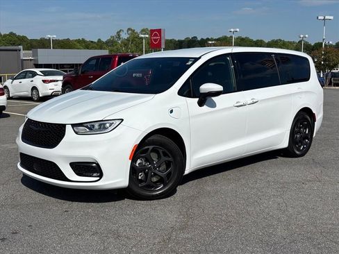 Used 2023 Chrysler Pacifica Touring-L w/ S Appearance Package FWD image 2