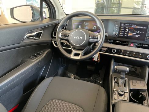 Used 2025 Kia Sportage LX image 33