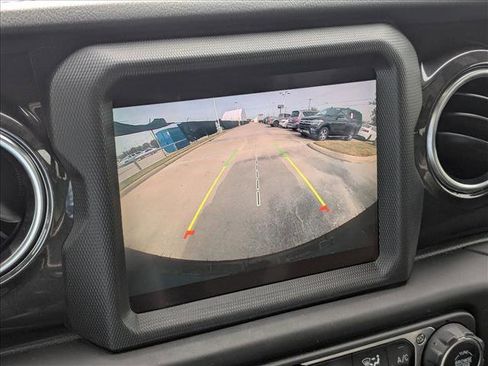 Used 2020 Jeep Wrangler Unlimited Sahara image 13