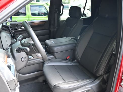 Used 2025 GMC Yukon Denali w/ Sun & Power Step Package AWD/4WD image 16