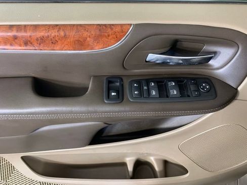 Used 2012 Chrysler Town & Country Touring-L w/ Premium Group FWD image 29
