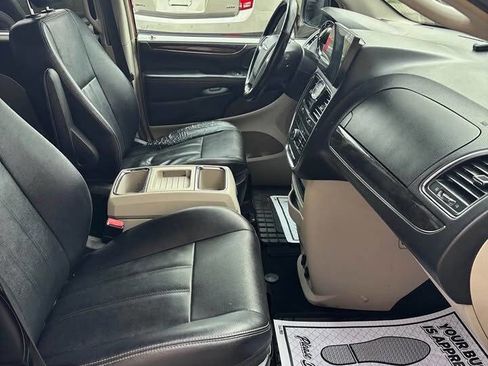 Used 2016 Chrysler Town & Country Touring w/ Driver Convenience Group image 4