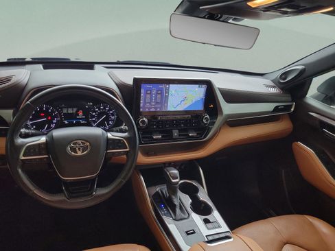 Used 2020 Toyota Highlander Platinum image 12