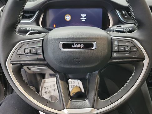 Used 2025 Jeep Grand Cherokee Altitude image 3