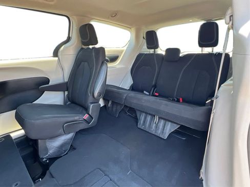 Used 2023 Chrysler Voyager LX FWD image 17