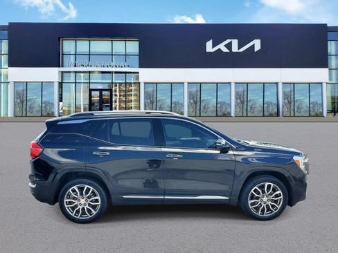 Used 2024 GMC Terrain Denali w/ Denali Premium Package AWD/4WD image 3