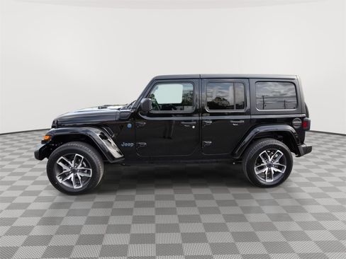Used 2024 Jeep Wrangler Unlimited w/ Convenience Group AWD/4WD image 8