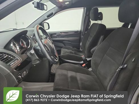 Used 2017 Dodge Grand Caravan SE FWD image 18