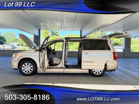 Used 2013 Chrysler Town & Country Touring FWD image 22