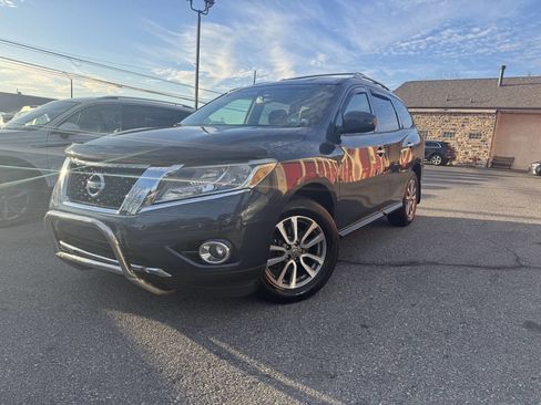 Used 2015 Nissan Pathfinder SV w/ Cargo Package image 2