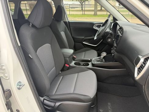 Used 2025 Kia Soul LX w/ LX Technology Package FWD image 36