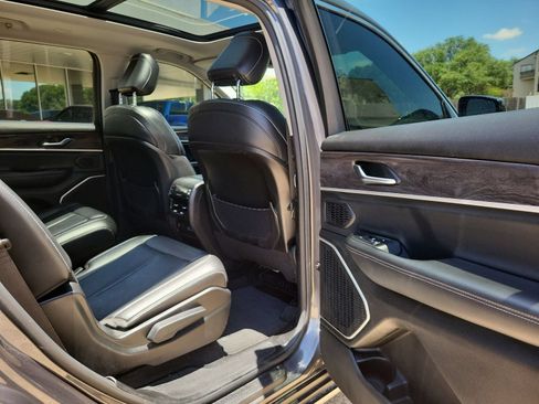Used 2022 Jeep Grand Cherokee L Limited AWD/4WD image 28