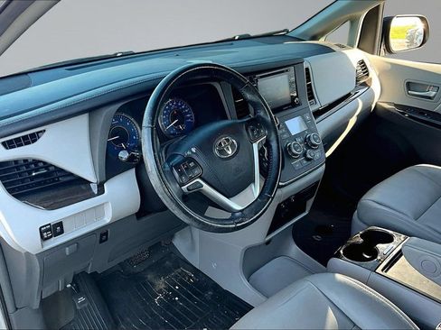 Used 2019 Toyota Sienna XLE FWD image 14