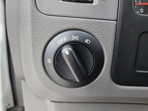 Used 2019 Nissan NV 2500 SV image 41