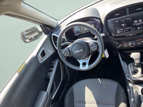Used 2025 Kia Soul LX w/ LX Technology Package FWD image 21