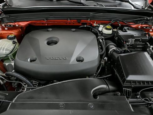 Used 2019 Volvo XC40 T4 Momentum image 16