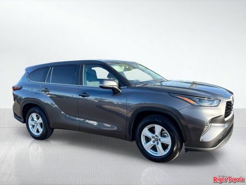 Certified 2025 Toyota Highlander LE FWD image 9
