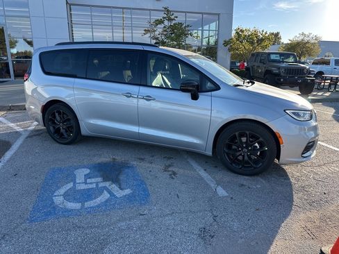 New 2026 Chrysler Pacifica Select image 38