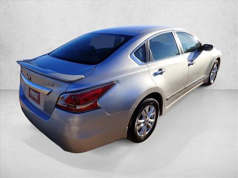 Used 2015 Nissan Altima 2.5 S w/ Sport Value Package image 3