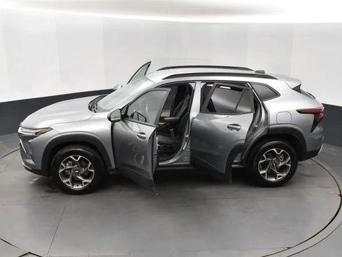 Used 2025 Chevrolet Trax LT FWD image 7
