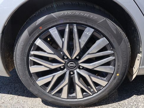 Used 2024 Nissan Altima 2.5 SV FWD image 13