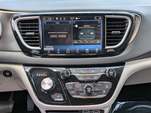 Used 2024 Chrysler Pacifica Touring-L FWD image 21